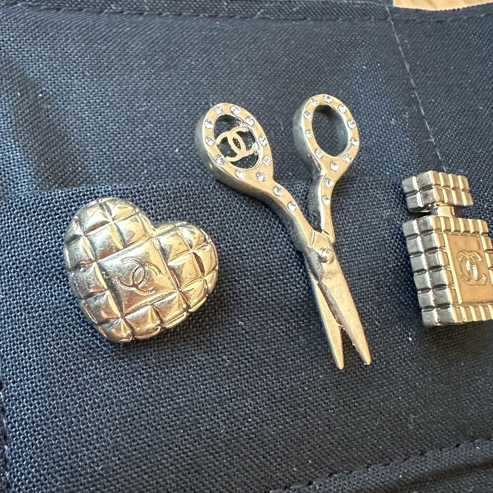 🚨 HOST PICK 🆕 Chanel Matte Gold Mini Brooch Set: Heart, Perfume, Scissors - Picture 6 of 15